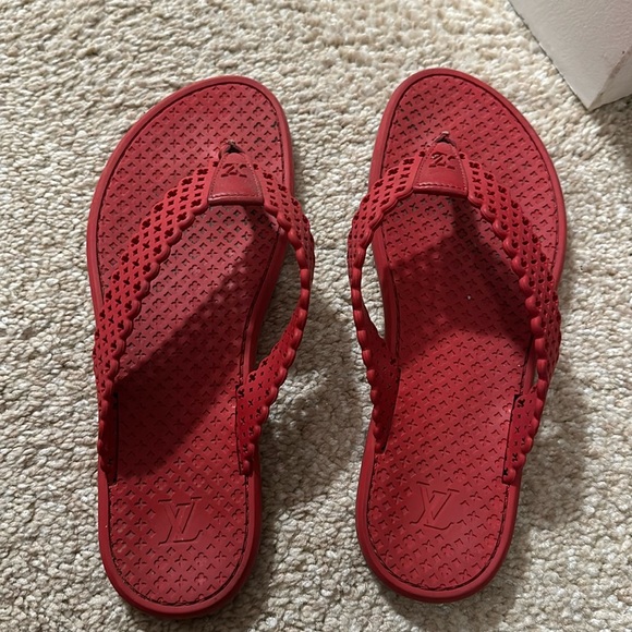 Louis vuttion slides - Picture 1 of 4